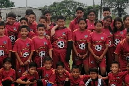 Parte de la plantilla de futbolistas con el profesor Julio Vernaza (d).