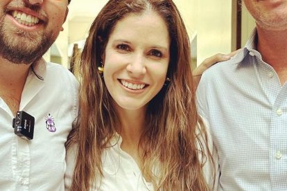 Nicolás (izq.) junto a dos empresarios que han puesto sus marcas en alto. La chef Carolina Sánchez, ganadora de una estrella Michelín y Santiago Peralta, presidente de chocolates Pacari.