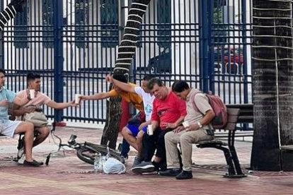 Hombres disfrutaban de un momento ameno con bebidas dentro del Malecón 2000.
