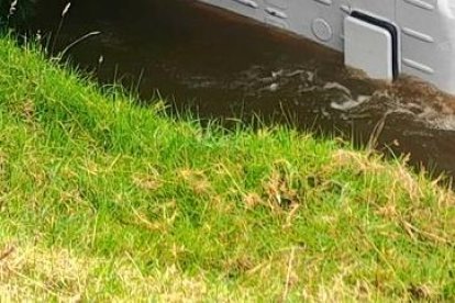 La ambulancia perdió el control y terminó volcada y en un río.