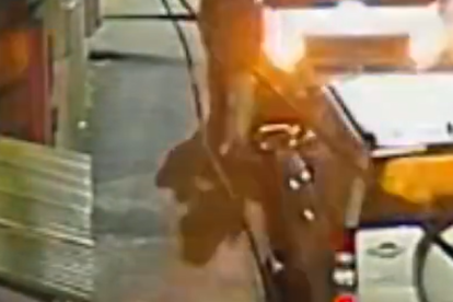 El momento en que los tres sujetos se llevan la camioneta, en La Argelia.