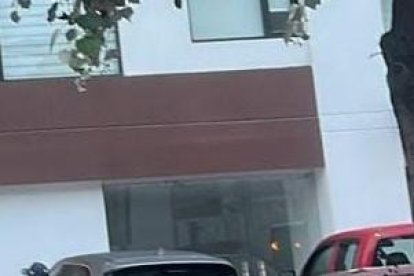 Desde un departamento de este edificio reportaron el deceso de la mujer.