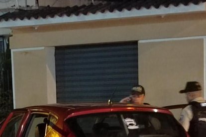 El vehículo rojo abandonado en la ciudadela Bolivariana sería el mismo usado en otro hecho.