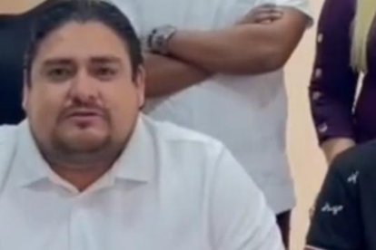 El joven agredido junto a uno de los abogados que defiende la denuncia por la agresión.