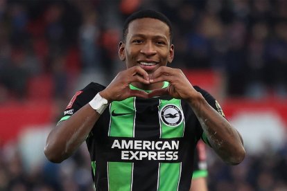 Pervis Estupiñán lleva dos goles en una misma temporada en Inglaterra, en apenas nueve días. 
en sus piernas!