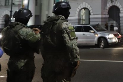 El estado de excepción les otorga facultades a los militares.