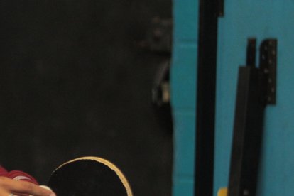 Emiliano con la chompa del Club Madrid en el que milita en España.