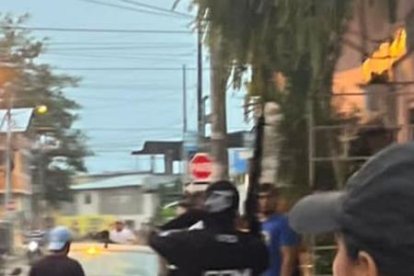 Los agentes se trasladaban en este auto rojo cuando fueron atacados.