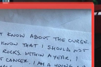 Imagen de la cuenta de X del director Gabriel Zuchtriege, donde se muestra una carta anónima enviada por una mujer con cáncer que ha devuelto unas piedras robadas por la "maldición".