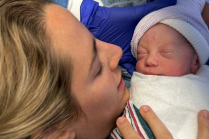 Lavinia Valbonesi le da la bienvenida a su hijo, Furio.