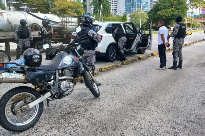 Momento en que Daniel Salcedo fue retenido en Panamá.