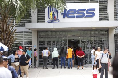 En la oficina matriz del IESS en Guayaquil, en las calles Boyacá y Olmedo, también hay congestión por el número de usuarios que realizan trámites presenciales.