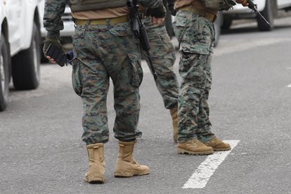 Personal de las Fuerzas Armadas estaba en los exteriores de la base aérea Simón Bolívar.
