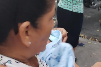 Quienes se encontraban en la zona rápidamente levantaron al pequeño y lo asearon.