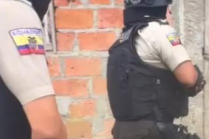 Momento en que los uniformados ingresaban a la vivienda para realizar el doble rescate.