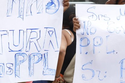 Los ciudadanos estaban con carteles, en los cuales se leían pedidos a las autoridades.