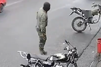 El momento en que sujetos vestidos como militares habrían delinquido, según las FF. AA.