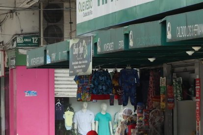 Locales abiertos y otros cerrados. Así es el panorama comercial en la ciudad riosense.