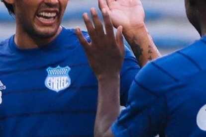 Facundo Castelli celebra su golazo junto a Marcelo Meli y Solís.