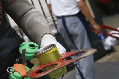 Luis Cornee mostrando uno de sus capuchinos especiales que acababa de preparar.