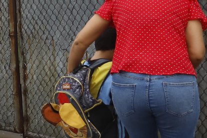 Hay madres de familia que dejan a sus hijos y se van. Otros se quedan fuera por alguna alerta.