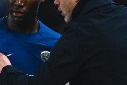 Moisés Caicedo destaca como titular en Chelsea, que es dirigido por Mauricio Pochettino.