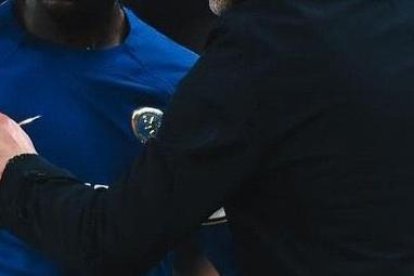 Moisés Caicedo destaca como titular en Chelsea, que es dirigido por Mauricio Pochettino.