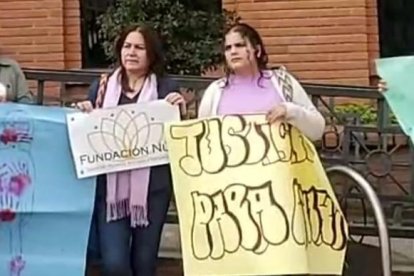 Profesores y allegados de la víctima llegaron hasta el Complejo de Justicia del Azuay para exigir justicia para Anahí.