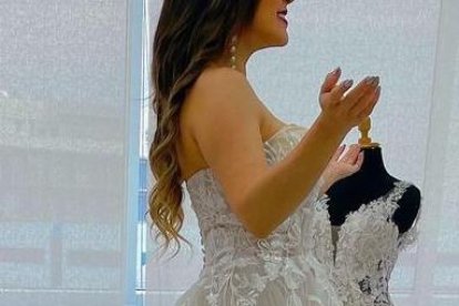 Fotos de la reportera Silvana Torres probándose vestidos de novia.