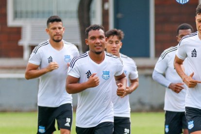 Nueva sangre en Emelec, el volante juvenil Elkin Muñoz se unió al equipo de primera para el 2024.