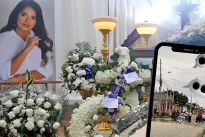 Flores blancas y su fotografía acompañan el féretro donde reposan los restos de la concejal Diana Carnero.