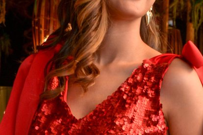 El rojo siempre triunfará en un look romántico.