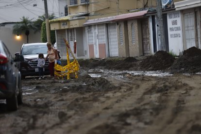 Los residentes tienen que caminar con precaución para no sufrir una caída.