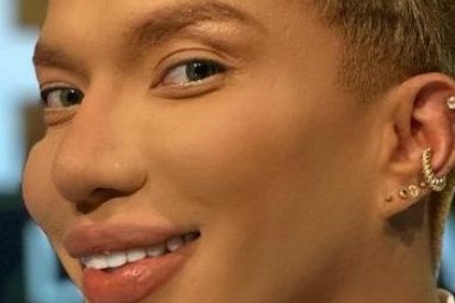 Héctor Alvarado también se desempeña como profesor de maquillaje.