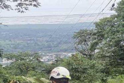 Este lunes sacaron troncos de entre grandes cantidades de lodo en Camilo Ponce Enríquez.