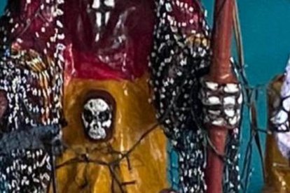 Estos dos altares de la Santa Muerte fueron hayados en sitios donde se reúnen criminales según las autoridades. Luego de la foto, fueron destruidos.