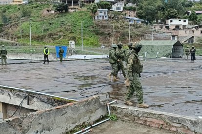 Agentes policiales y militares han retomado el control en la cárcel de Loja.