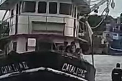 Durante la operación se pudo evitar que la embarcación quede varada.