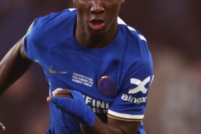 Moisés Caicedo, titular con los Blues del Chelsea.
