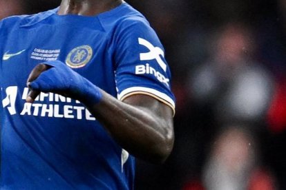 Moisés Caicedo, estuvo jugando de cinco, muy defensivo.