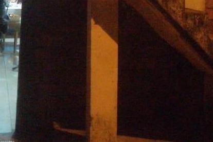 Momento en que los agentes policiales intervenían la vivienda, el pasado lunes.