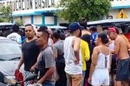 El cuerpo quedó tirado en la avenida Los Daulis, afuera de una unidad educativa.