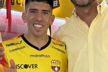 Braian Oyola con la camiseta amarilla junto a Antonio Álvarez, presidente del Barcelona.