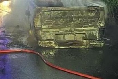 Momento exacto donde el cuerpo de bomberos se encuentra apagando el incendio