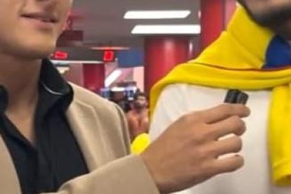 Dayanara Peralta y Jonathan Estrada conversan con EXTRA en el Kaseya Center de Miami.