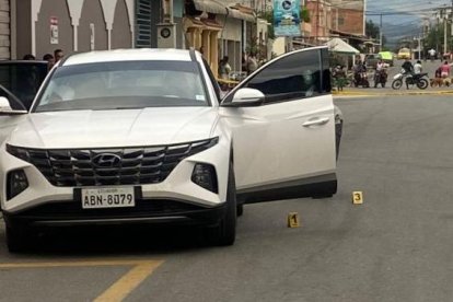 En este vehículo se movilizaba la víctima con sus seres queridos, quienes resultaron ilesos.