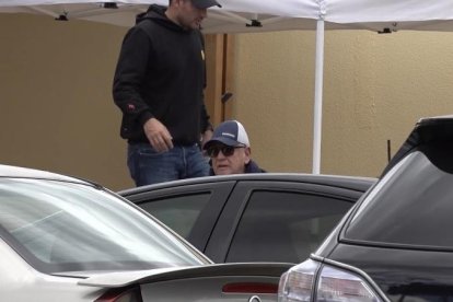 Chiriboga, hoy con 77 años, acudió a reuniones del Deportivo Quito como queriendo pasar desapercibido, con gafas y gorra.