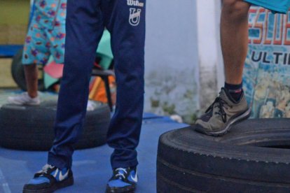 Para poder trabajar, Chamorro coloca parte de los implementos en la calle.