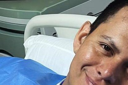 Jhonatan Luna luego de su cirugía, en una clínica de Guayaquil.