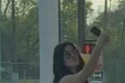 La mujer se tomó la selfie cerca de una camioneta que al parecer no era de ella.